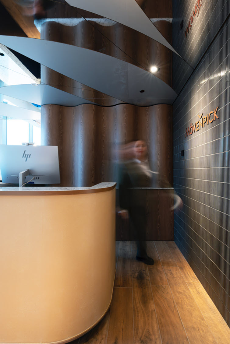 Interieur van Hotel Mövenpick in Zaventem met warm houtdecor